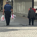 Polis yaşlı kadının market poşetlerini evine kadar taşıdı