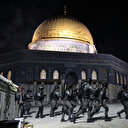 İşgalci İsrail polisi yine Mescid-i Aksa’ya saldırdı: Mermiye karşılık taş