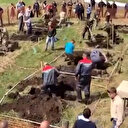 Rusya’da 'hızlı mezar kazma' yarışmasına tepki yağdı: Kovid sebebiyle ölenlerle dalga geçiliyor