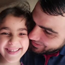 Hava saldırılarından korkan kızlarını teskin etmeye çalışan Gazzeli baba İsrail'in saldırılarında şehit oldu