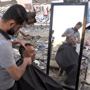 Filistinli berber mesleğini dükkanının enkazı üzerinde sürdürüyor