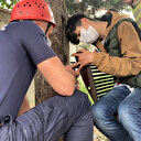 Oturduğu bankın deliğine parmağı sıkıştı itfaiye kurtardı