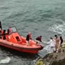 Sarıyer'de kayalıklarda mahsur kalan iki kişiyi kıyı emniyeti kurtardı