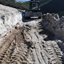 Haziran ayında karla mücadele: Kepçe boyunu aşıyor