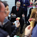 Cumhurbaşkanı Erdoğan Beylerbeyi'nde dondurmacıya uğrayıp dondurma yedi