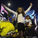 Binlerce kişi Netanyahu'nun gidişini kutladı: Güle güle Bibi