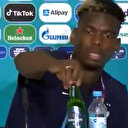 Fransız yıldız Paul Pogba basın toplantısı sırasında masadaki bira şişesini kaldırdı