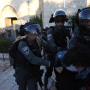 İşgalci İsrail polisi Hazreti Muhammed'e hakareti protesto etmek için toplanan Filistinlilere saldırdı