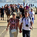 Yunanistan açık alanlarda maske zorunluluğunu kaldırıyor