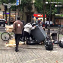 Paris'te ihtiyaç sahiplerinin çöp konteynerinden gıda toplama mücadelesi kamerada