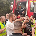 Cezayirli itfaiyecilerin yağmur sevinci