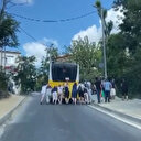 Sarıyer'de arızalanan İETT otobüsünü yolcuların ittiği anlar kamerada