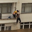 Artvin'de selde mahsur kalan çiftin kurtulma anı kamerada