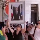 Zorunlu aşıyı protesto eden Fransızlar belediye binasını yağmaladı