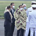 Macron'a çiçekli karşılama alay konusu oldu: Yürüyen çelenk