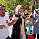 Oğluna kavuşan anne Ayşegül Biçer'in bayram günü: HDP binası önünde kurban kestirip halay çekti