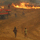 Mahallelerini yanmaktan böyle kurtardılar