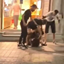 Kadınlar kavga ederken ayırmak yerine o da yumrukladı