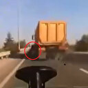 Ankara'da trafikte tartıştığı motosiklet sürücüsünü sıkıştıran kamyon şoförü tutuklandı