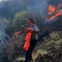 Gülümseten müdahale: Yangın söndürme helikopterini yönlendirmek isteyen vatandaş sırılsıklam oldu