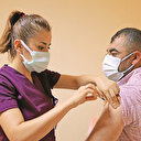 Mavi illerde koronavirüs aşıya çarptı: Aşılama hızı düşük illerde vakalar iki kat