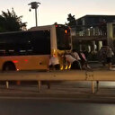 Sefaköy'de arıza yapan İETT otobüsünü vatandaş itti