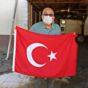 Evde mahsur kalan vatandaş helikopterin görmesi için çatıdan Türk bayrağı salladı: Evin içinde yüzdük