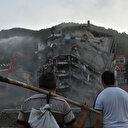 Bozkurt'taki sel felaketinde ağır hasar alan altı katlı Fatih Apartmanı yıkılıyor