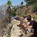 Falezlerde ceset bulunduğunu duyan vatandaşlar film izler gibi polis ekiplerini izledi