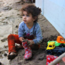 Bozkurt'ta yürekleri sızlatan görüntüler: Minikler felaketten habersiz çamurun içinde oyun oynuyor