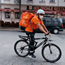 Afgan bakan Almanya’da bisikletli yemek kuryeliği yapıyor