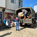 Afet bölgesinde askerler vatandaşların eşyalarını da taşıyor: Devletimiz bütün imkanları ile burada