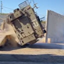 İsrail ordusuna ait zırhlı araç taşıyıcıya yüklenirken devrildi