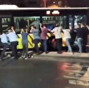 Üsküdar’da viraja hızla giren otobüs refüjde asılı kaldı: Vatandaşlar yardıma koştu