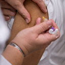 Koronavirüse karşı dünyada tam onay alan ilk aşı oldu