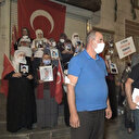 Evlat nöbetindeki ailelerden HDP binasına dev Türk bayrağı: Hiçbir güç bizi yıkamaz