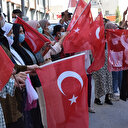 HDP önünde zafer halayı: Terör örgütünün kaçırdığı evladına 6 yıl sonra kavuştular