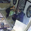 Silahlı soyguncu sert kayaya çarptı: Elinden silahı alıp etkisiz hale getirdi