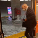 Aksaray metro istasyonu sular altında: Yangın söndürme hortumuna bağlı olan boru patladı