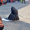 ÇYDD'den zincirli kadın rezaletini savundu: Siyah çarşaf kara günleri hatırlatıyor