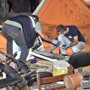 Ev sahibinin evden çıkarmak istediği kiracı cinnet getirdi: Eşyaları daireden sokağa attı