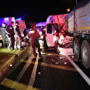 Tarım işçilerini taşıyan minibüs tıra çarptı: İkisi bebek 17 yaralı var