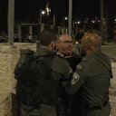 Bir grup Yahudi yerleşimci Filistinlilere ırkçı söylemlerde bulunarak kışkırttı: İşgalci İsrail polisi Filistinlilere müdahale etti