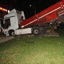 Tokat'ta faciadan dönüldü: Üç genç TIR'ın altında kalmaktan son anda kurtuldu