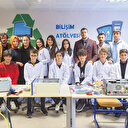 Tamir ettikleri
elektronik aletlerle kardeşlik bağını güçlendiriyorlar