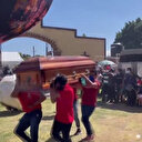 Meksika'da müzikli, danslı ve havai fişekli cenaze töreni: O da böyle uğurlanmak isterdi