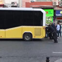 Fatih'te arızalanan İETT otobüsü vatandaşlar tarafından 300 metre itildi