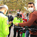 Kaldırımda scooter kullanan gençten şaşırtan ceza tepkisi: Randevum var, acelece eder misiniz?