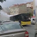 Arızalanan İETT otobüsü sokağı duman altında bıraktı