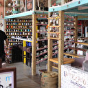 Alıp götürmek isteyenler oluyor: Binlerce kahve fincanını bir kafede sergiliyor